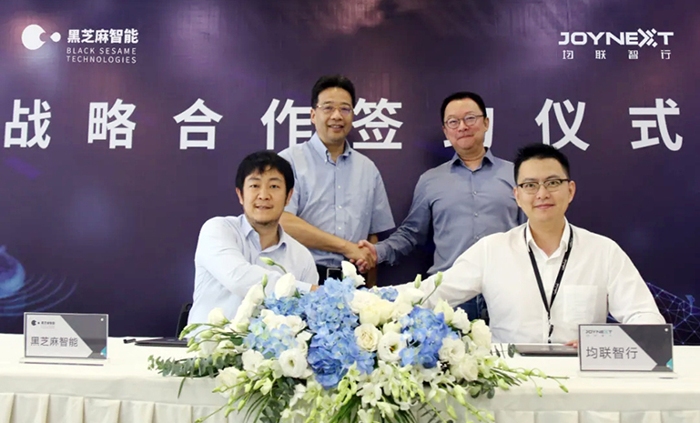 黑芝麻智能产品副总裁丁丁（左）与均联智行战略及新业务副总裁（右）陆海涛现场签约 官网使用.jpg